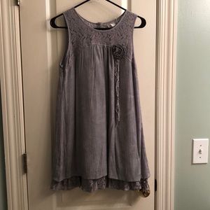 Sleeveless gray tunic with lace detail